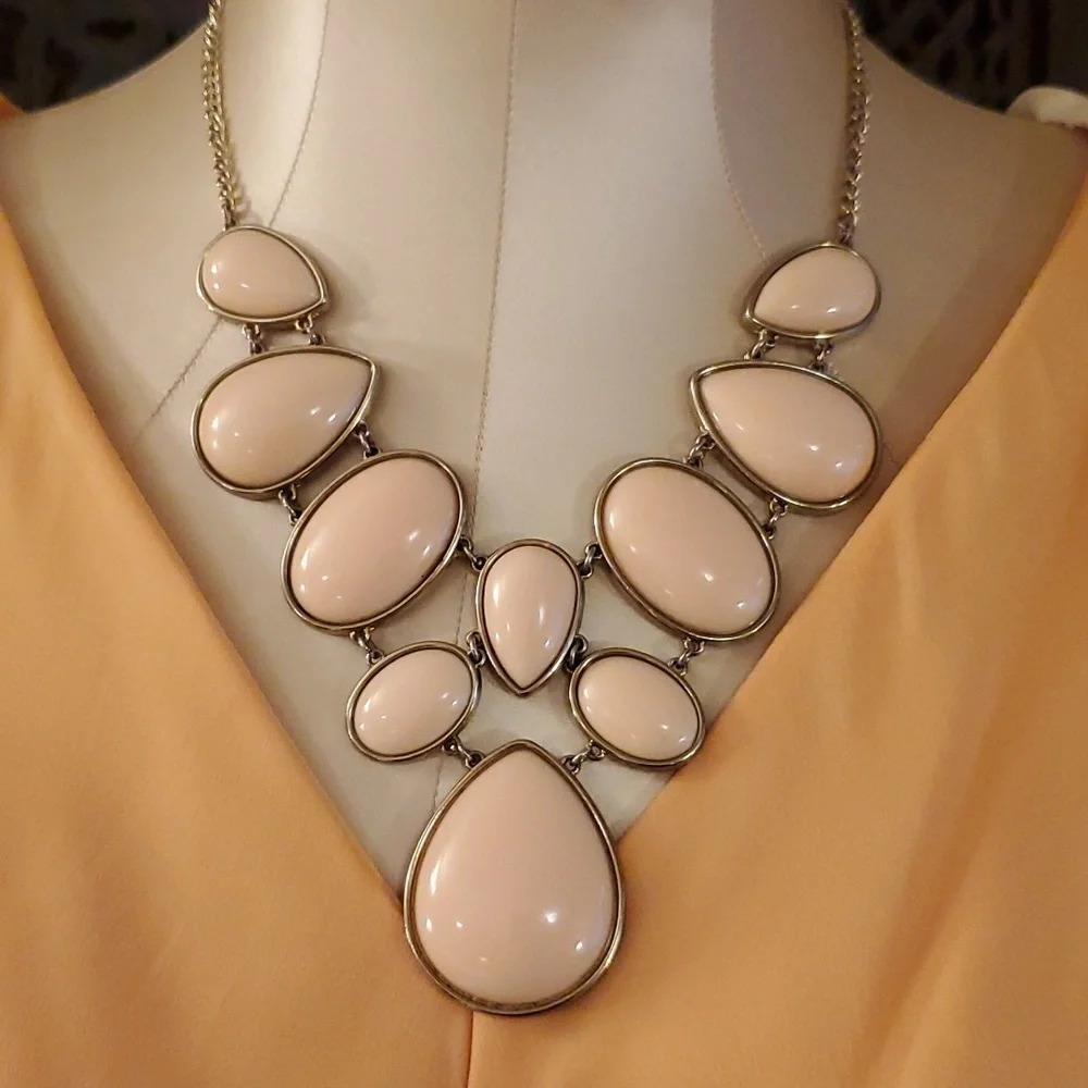 Pink and gold statement necklace - Picture 4 of 10